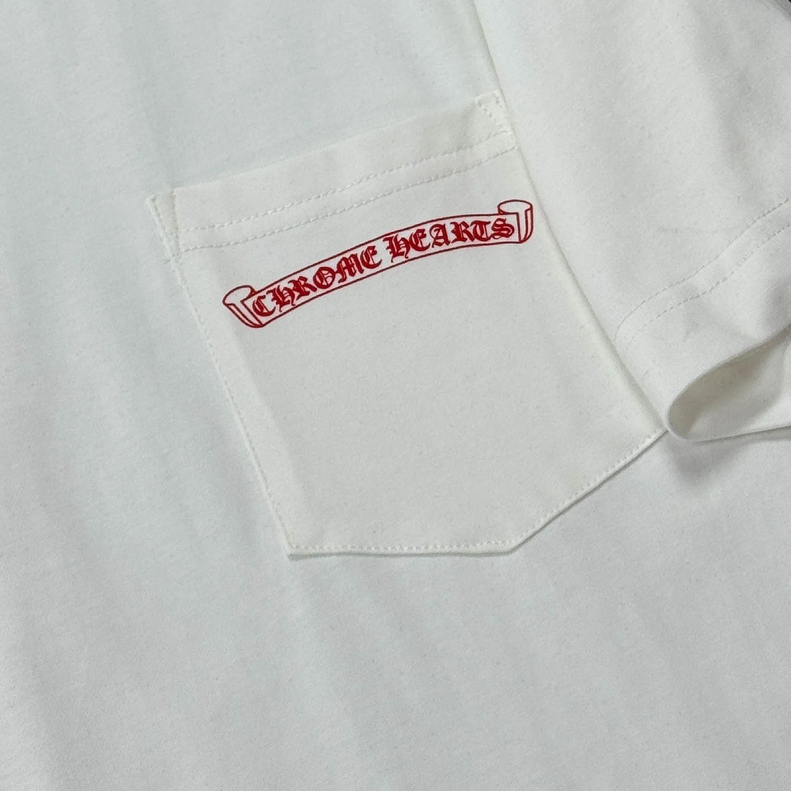 P170 Chrome Hearts Chrome Hearts 25 high version. The fabric is made of 300 grams of high-density pure cotton. It does not deform or shrink. It has three labels. It is the same style for men and women. Technology: suede foam printing. Color: white, black. SIZE: S-XL.